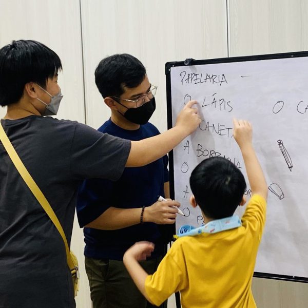 世界上最危險機場，葡萄牙麥當勞，澳門A LEVEL，A LEVEL 小教室，A LEVEL數學，A LEVEL生物，A LEVEL 物理，A LEVEL化學，ALEVElL，EDEXCEL，康橋教育，CEC MACAU，康橋，澳門暑期夏令營，萊思教育，Royal Education，Summercamp，夏令營，夏令班，澳門GAPSK，康橋教育中心，小童普通話，GAPSK考試，幼兒普通話，GAPSK，普通話課程，小童普通話課程，幼兒普通話課程，澳門普通話課程，澳門幼兒普通話課程，Mosteiro da Batalha，巴塔利亞修道院，貝倫塔，哲羅姆派修道院，Mosteiro dos Jerónimos，Belém，Açores，亞速爾群島，葡萄牙世界遺產，葡萄牙文化遺產，葡萄牙聖誕，葡萄牙聖誕食物，葡萄牙燈飾，葡萄牙聖誕燈飾，葡萄牙佳餚，里斯本聖誕，葡萄牙歌曲，葡萄牙寶藏，葡萄牙珍寶，，法多，法朵，Fado，大航海時代，航海家，區華利。第一個到中國的航海家，第一個到中國，澳門栗子節，栗子節，為甚麽打噴嚏要說這句，點解打乞嗤要講呢句，Santinho，打乞嗤點講，打乞嗤，葡文打噴嚏，打噴嚏，軟蛋，糖果屋，葡國威尼斯，aveiro，亞威羅，貝倫區，MAAT，葡萄牙旅遊，葡萄牙景點，主教宮花園，JARDIM DO PAÇO，CASTELO BRANCO、白堡、白色城堡、七夕、牛郎、織女、牛郎織女、軟木、軟木系列，葡萄牙特產，保護環境，葡國公雞，葡萄牙公雞，公平，生菜，里斯本，里斯本人，里斯本人花名，里斯本人乳名，菜刀，刀，中葡對照：中菜煮食用具，澳門工作，葡萄牙工作，澳門葡萄牙工作大比拼，語言假朋友，西班牙文，葡文，葡西文，葡國，擔遮，月老，葡國月老，聖安東尼，否定代詞，Portunhol，葡西文，巴葡歐葡，巴葡，歐葡，葡葡，巴葡葡葡，muito，muita，其他的時間表示法，時間，葡文時間，葡語時間，葡式麵包，葡國麵包，葡萄牙總統選舉，葡萄牙總統大選，葡萄牙名牌廁紙，Renova，CHEERS，食物銀行，提子乾，許願，國王蛋糕，聖誕節，葡國聖誕，將來時，疑問句，現在進行時，葡語文法，葡文há，葡文形容詞，不定冠詞，葡語縮合，葡語介詞，葡語動詞，葡文文法，葡萄牙代詞，葡語定冠詞，定冠詞，葡萄牙知識，葡萄牙文化，澳門葡文課程，澳門學葡語，澳門葡語，葡語澳門，葡文澳門，葡文課程，澳門學葡文，澳門 葡文，葡文 澳門、澳門葡文班，葡萄牙知識，澳葡文化知識，一點葡語，葡文，澳門葡語課程，澳門葡文